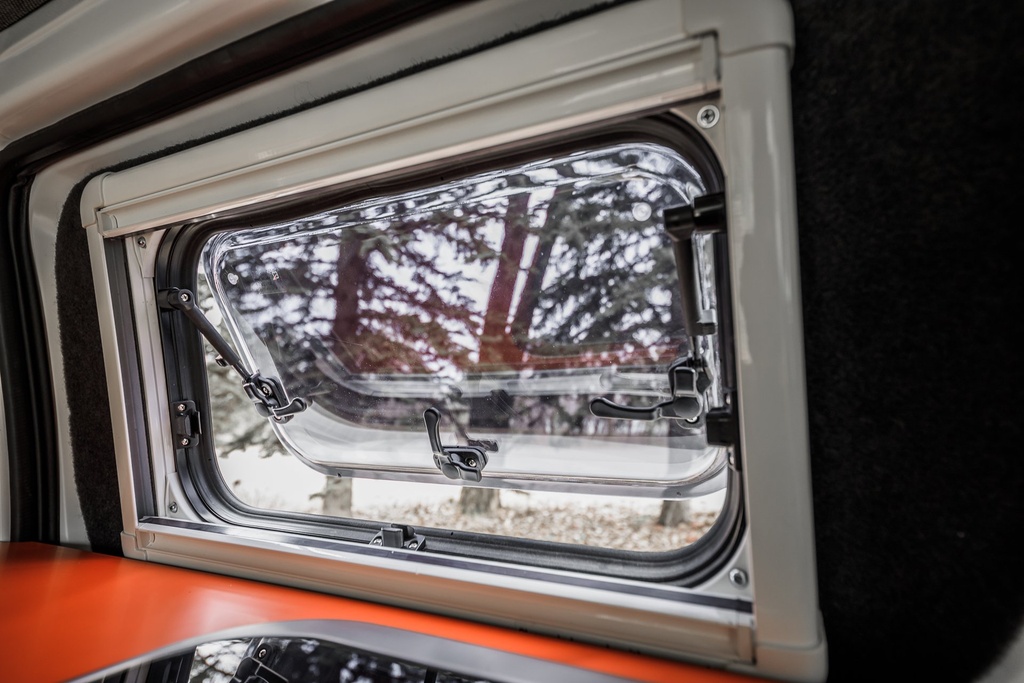 Broad Arrow Curved Window 497×297