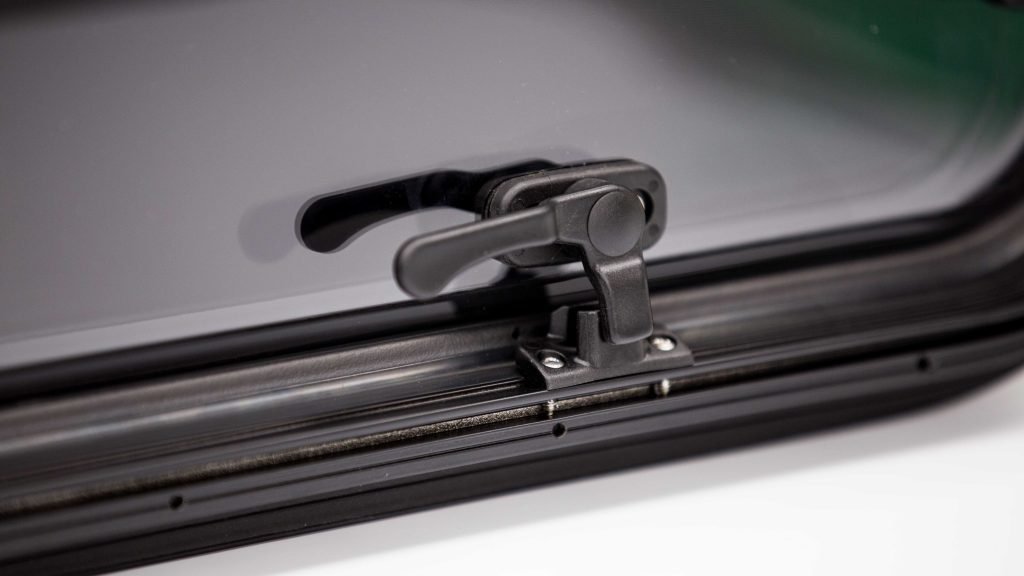 Broad Arrow Curved Window 815×312