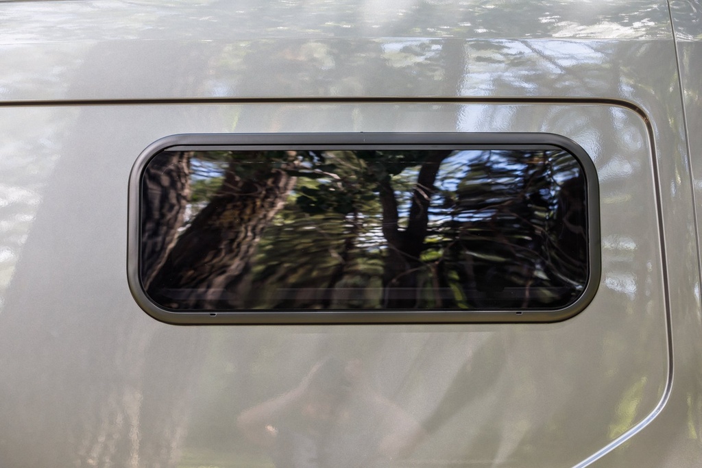 Broad Arrow Curved Window 815×312