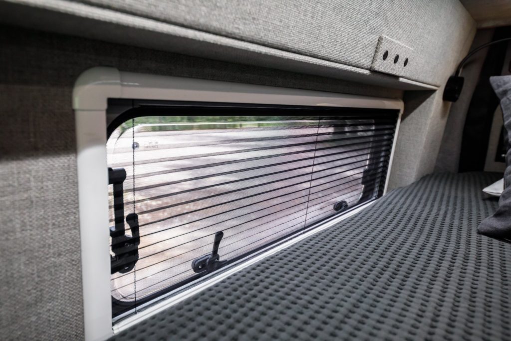 Broad Arrow Curved Window 815×312