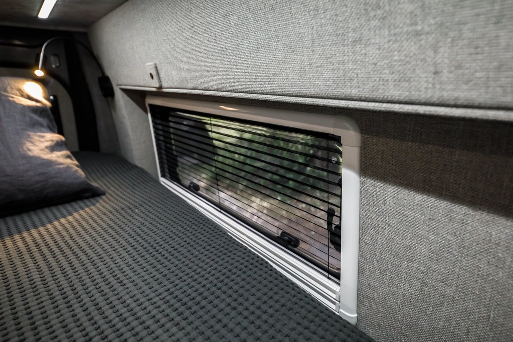 Broad Arrow Curved Window 815×312