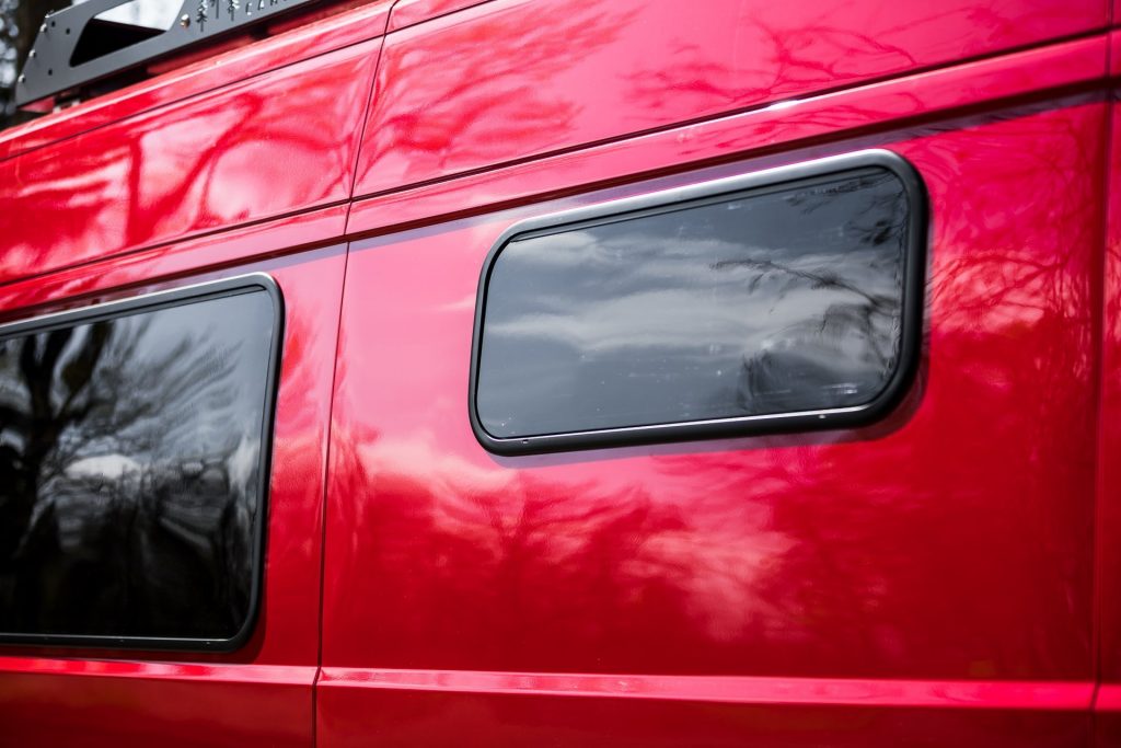 Broad Arrow Curved Window 815×312