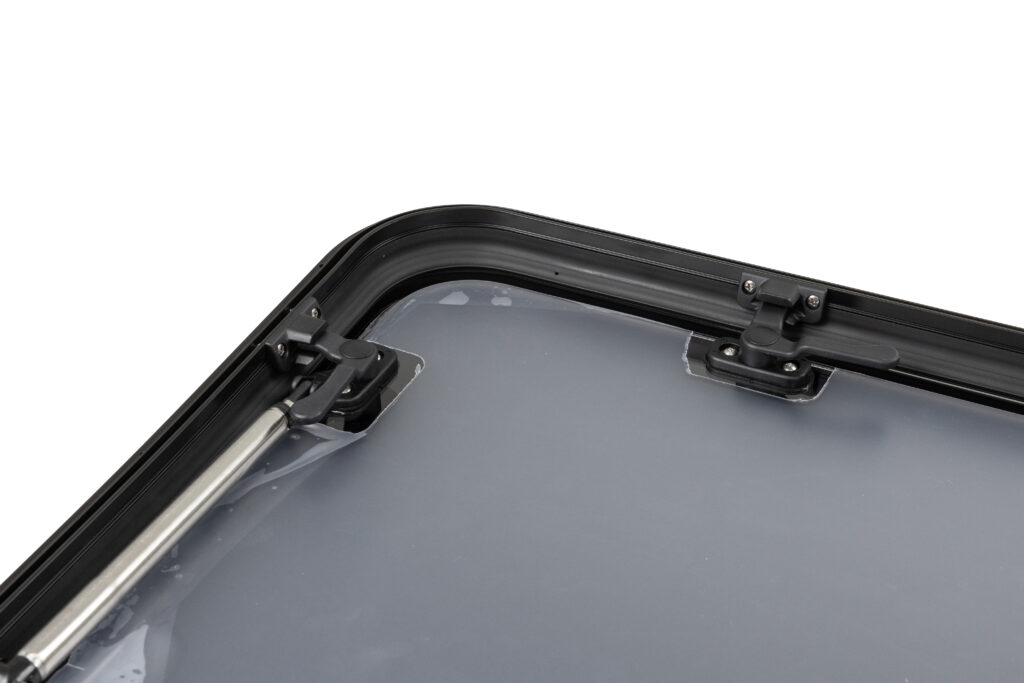 Broad Arrow Curved Window 897×497