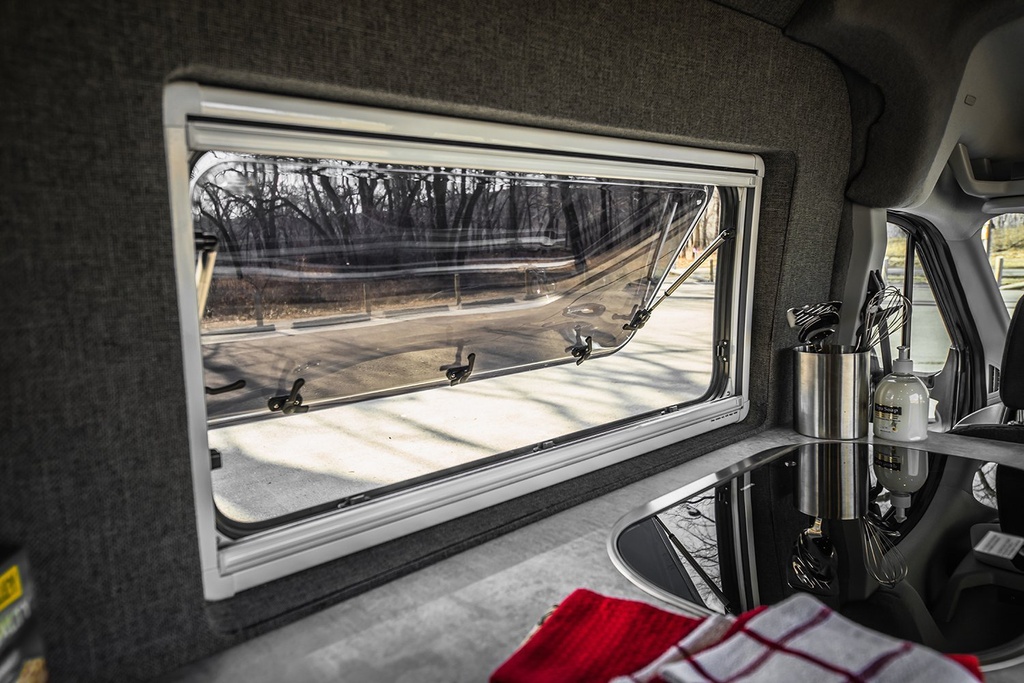 Broad Arrow Curved Window 982×462