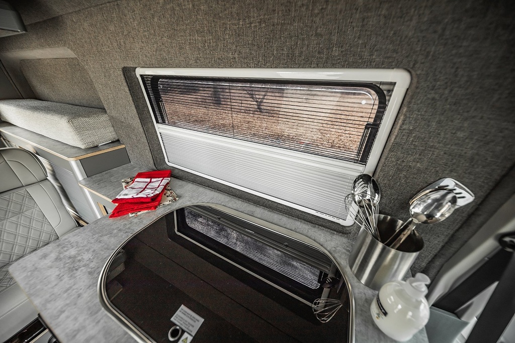 Broad Arrow Curved Window 982×462