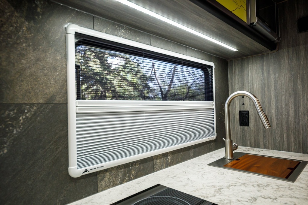 Broad Arrow Flat Window 997×497mm