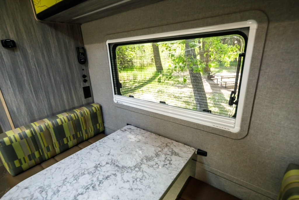 Broad Arrow Flat Window 997×497mm